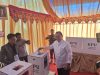 Pj Gubernur Sultra, Andap Budhi Revianto saat melakukan pencoblosan di TPS 17 Kecamatan Mandonga Kendari.