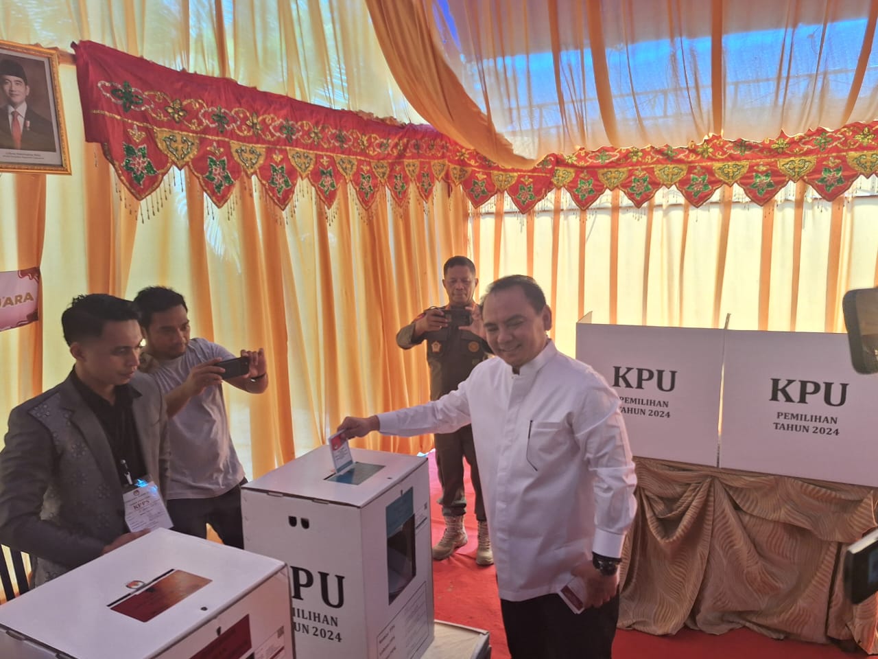 Pj Gubernur Sultra, Andap Budhi Revianto saat melakukan pencoblosan di TPS 17 Kecamatan Mandonga Kendari.