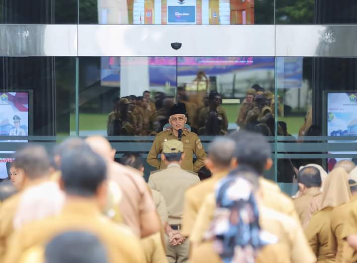 Sekda Sultra Asrun Lio saat memimpin apel gabungan bertempat halaman Kantor Gubernur Sultra.