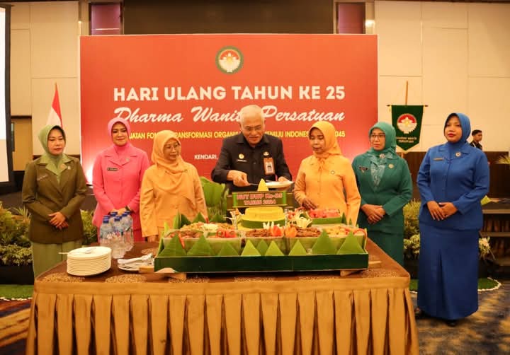 Sekda Sultra Asrun Lio saat menghadiri peringatan HUT ke-25 DWP Sultra tahun 2024.