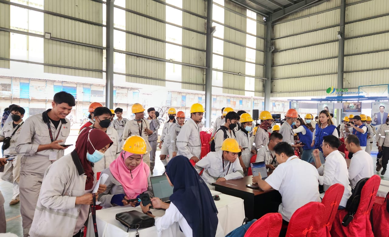 BPJS Ketenagakerjaan saat melaksanakan sosialisasi Aplikasi JMO di PT. OSS.