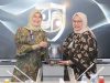 Direktur Operasional Jasa Raharja, Dewi Aryani Suzana dan Direktur Pelayanan BPJS Ketenagakerjaan, Roswita Nilakurnia usai melakukan penandatanganan kerjasama.