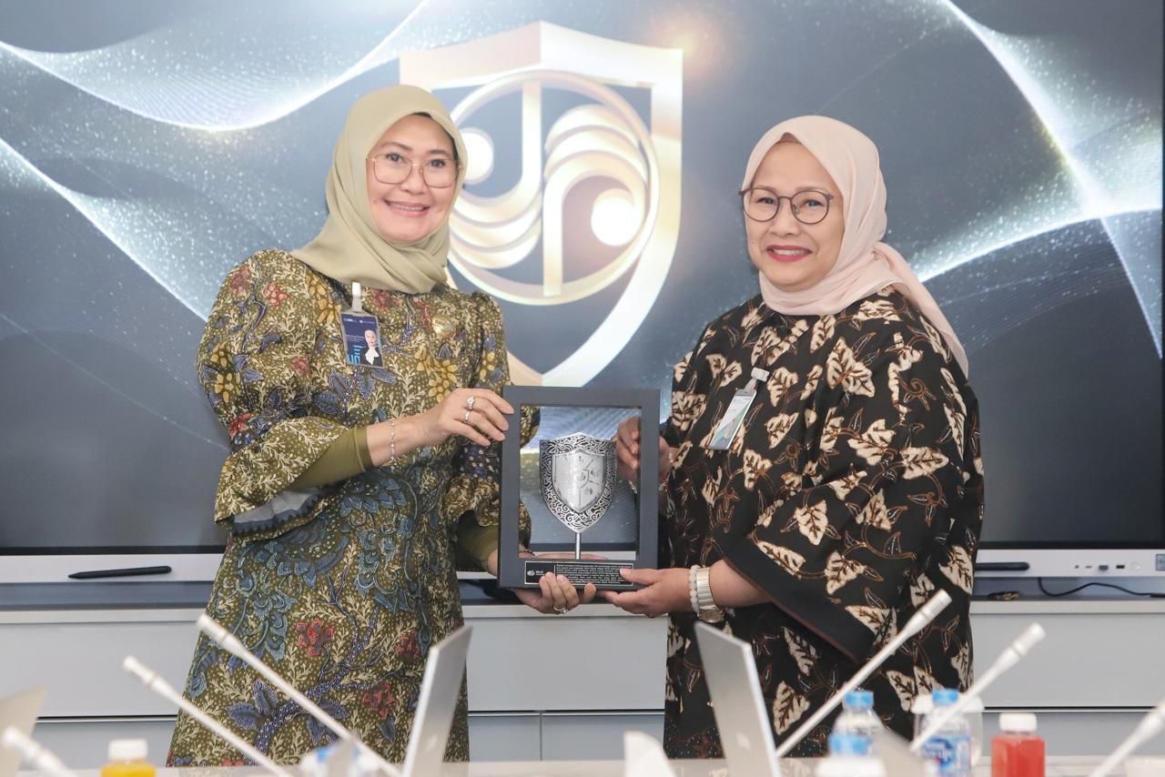 Direktur Operasional Jasa Raharja, Dewi Aryani Suzana dan Direktur Pelayanan BPJS Ketenagakerjaan, Roswita Nilakurnia usai melakukan penandatanganan kerjasama.