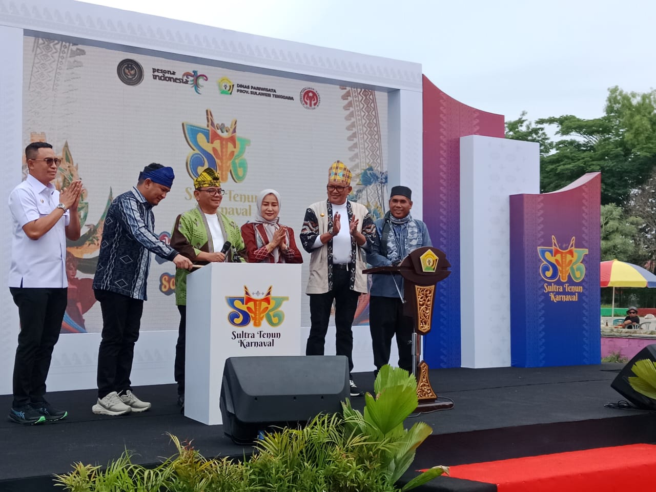 Ketgam: Pj Gubernur Sultra, Andap Budhi Revianto saat membuka Sultra Tenun Karnaval 2024, bertempat di kawasan Eks MTQ Kendari, Jumat (7/12).