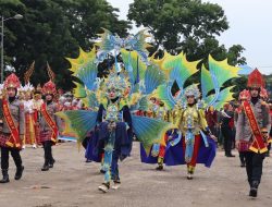 Polwan Polda Sultra Tampil Memukau di Sultra Tenun Karnaval 2024
