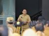 Pj Gubernur Sultra, Andap Budhi Revianto saat pimpin langsung apel pagi gabungan yang diikuti ASN di Kantor Gubernur Sultra.