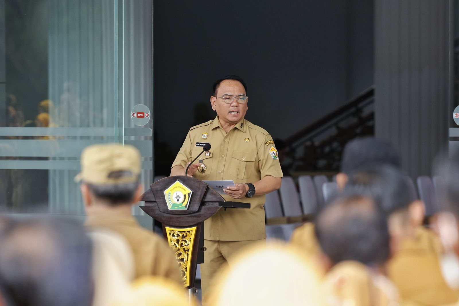 Pj Gubernur Sultra, Andap Budhi Revianto saat pimpin langsung apel pagi gabungan yang diikuti ASN di Kantor Gubernur Sultra.