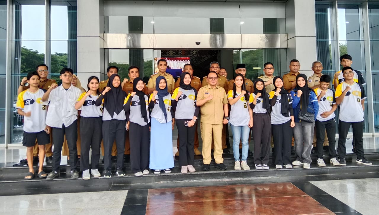 Gubernur Sultra Andap Budhi Revianto saat foto bersama dengan atlet softball Sultra peraih medali emas di PON Aceh-Sumut 2024.