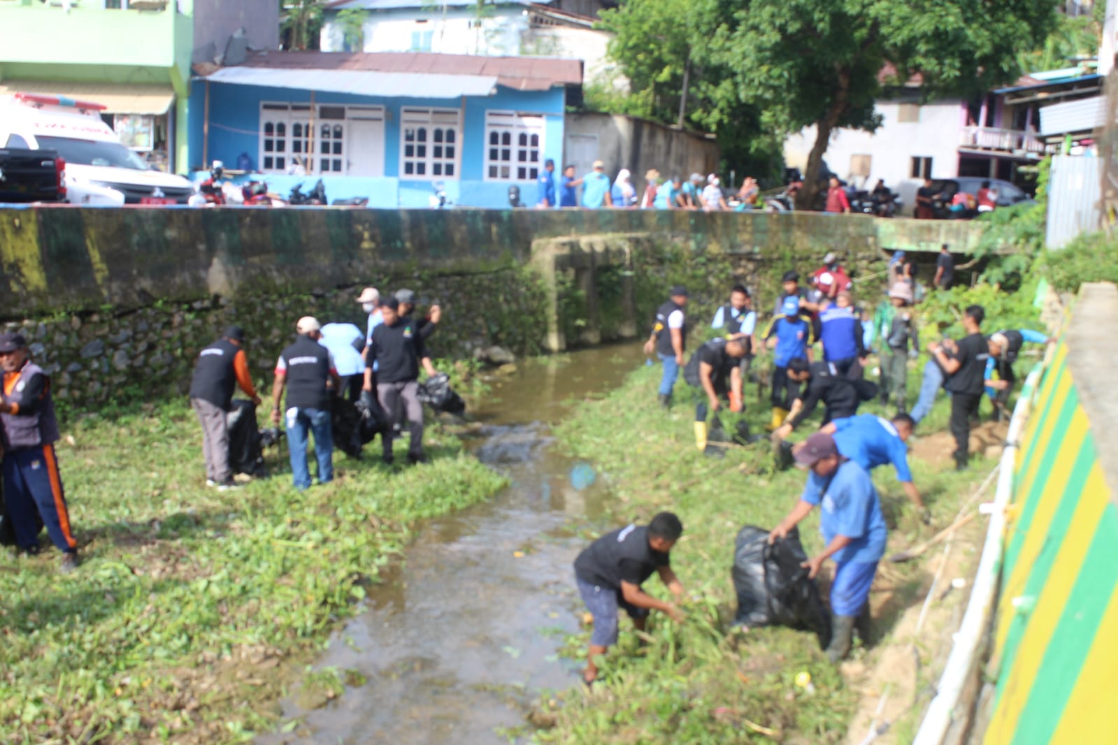Dalam rangka memperingati HKSN Tahun 2024, Pemprov Sultra melalui Dinsos bersama Sentra Meohai Kemensos RI, saat menggelar kegiatan bakti sosial melibatkan lebih dari 500 peserta bertempat di Sungai Lasolo, Kelurahan Sanua, Kota Kendari, Jumat (20/12).