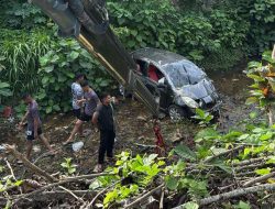 Polisi Bantu Evakuasi Mobil Warga yang Terjatuh ke Sungai di Jalan Orinunggu