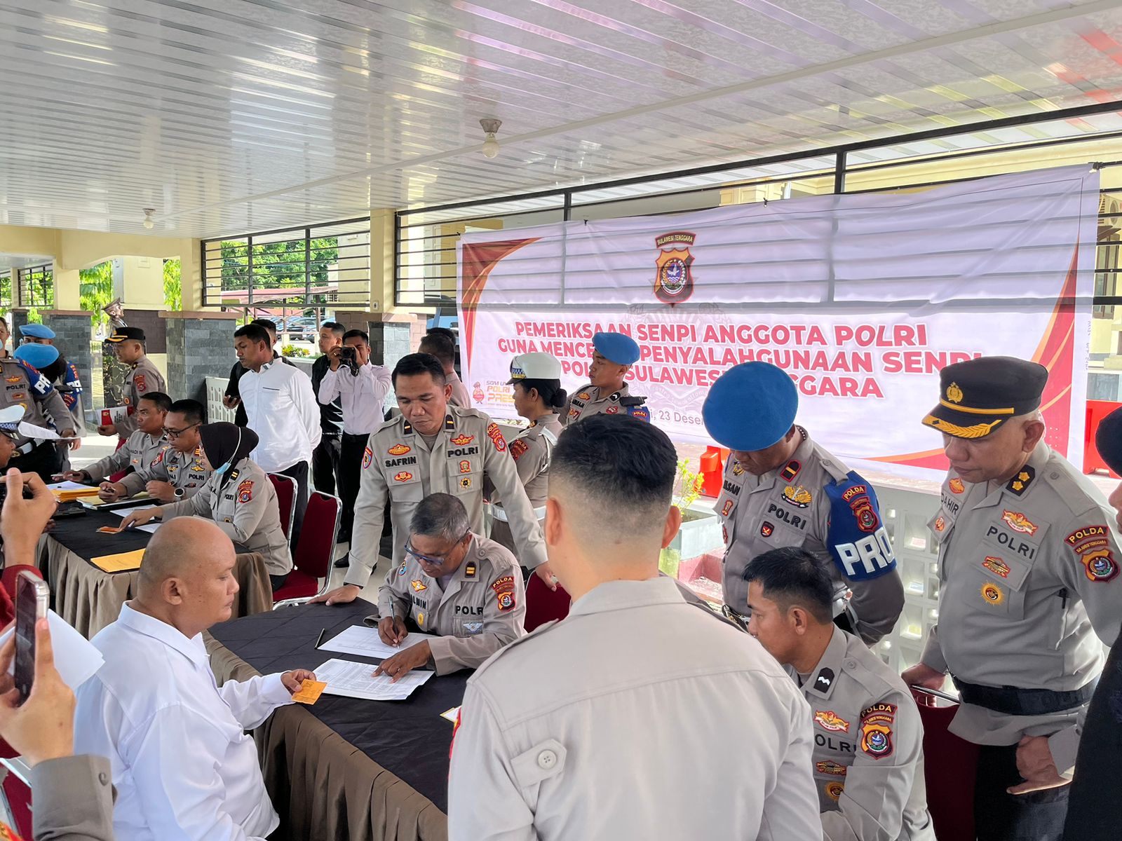 Itwasda Polda Sultra bersama Bidang Propam serta Bagian Psikologi Biro SDM saat mengadakan pemeriksaan senpi dan tes psikologi di Gazebo Presisi, Senin (23/12).