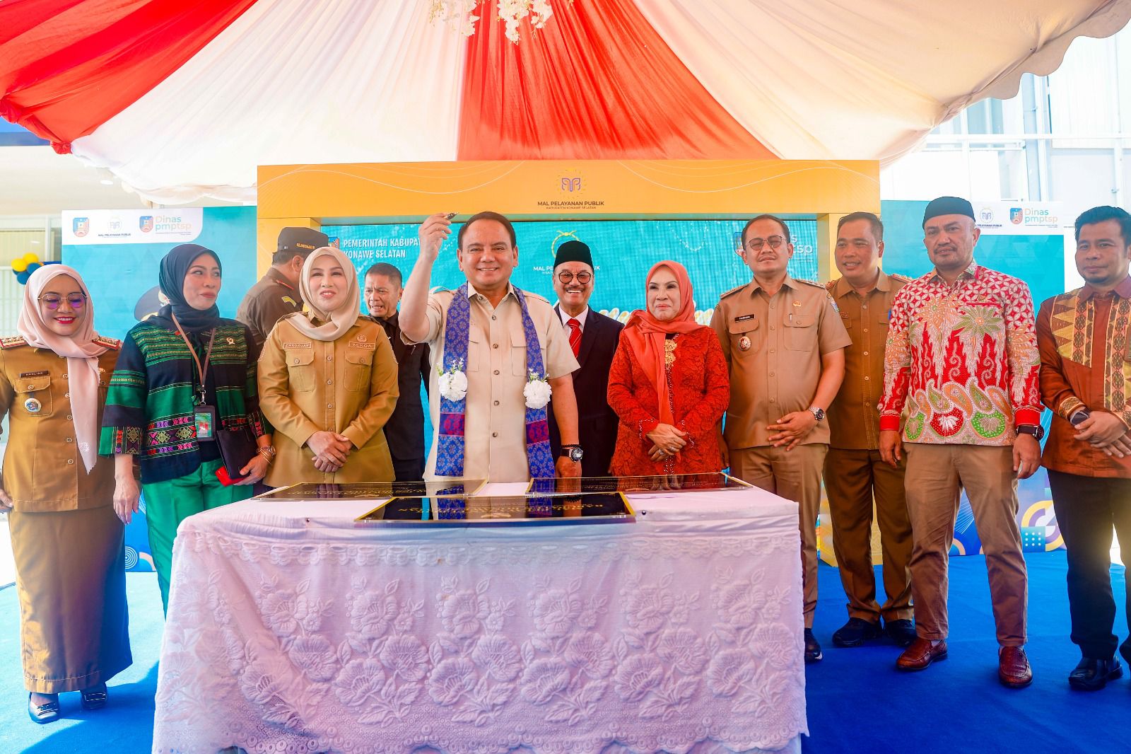 Pj Gubernur Sultra, Andap Budhi Revianto, saat meresmikan Mal Pelayanan Publik (MPP), Kantor Inspektorat Daerah, dan Kantor Dinas Komunikasi Informatika Kabupaten Konawe Selatan (Konsel), Senin (23/12).
