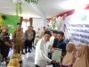 Didampingi Pj Bupati Kolut Yusmin, Wakil Ketua Komisi II DPR RI Bahtra saat menyerahkan 73 sertifikat tanah kepada masyarakat Desa Koroha dan Desa Meeto, Kecamatan Kodeoha, pada Senin (6/1).