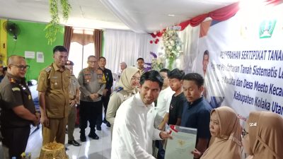 Didampingi Pj Bupati Kolut Yusmin, Wakil Ketua Komisi II DPR RI Bahtra saat menyerahkan 73 sertifikat tanah kepada masyarakat Desa Koroha dan Desa Meeto, Kecamatan Kodeoha, pada Senin (6/1).
