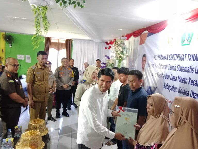 Didampingi Pj Bupati Kolut Yusmin, Wakil Ketua Komisi II DPR RI Bahtra saat menyerahkan 73 sertifikat tanah kepada masyarakat Desa Koroha dan Desa Meeto, Kecamatan Kodeoha, pada Senin (6/1).