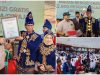 Senior Customer Relations Manager MURI, Andri Purwandono, saat menyerahkan rekor MURI kegiatan pemberian makan bergizi gratis kepada 22.000 pelajar kepada Kabupaten Kolaka Utara yang diterima langsung Pj Bupati Kolaka Utara Yusmin.