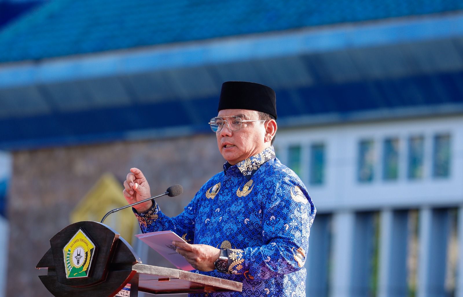 Pj Gubernur Sultra, Andap Budhi Revianto, saat memimpin Upacara Hari Kesadaran Nasional (HKN) yang berlangsung dengan khidmat di Lapangan Kantor Gubernur Sultra