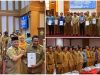 Pj Gubernur Sultra, Andap Budhi Revianto, saat menyerahkan Naskah Akademik dan Raperda tentang Sistem Penyelenggaraan Pemerintahan Daerah Berbasis Data Desa dan Kelurahan Presisi kepada para bupati dan wali kota di 17 kabupaten/kota di Sultra.