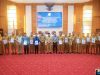 Pj Gubernur Sultra, Andap Budhi Revianto saat menyerahkan Naskah Akademik dan Draf Ranperda mengenai Sistem Penyelenggaraan Pemda Berbasis Data Desa/Kelurahan Presisi (DDP) kepada seluruh Bupati dan Walikota se-Sultra, bertempat di Ruang Pola Kantor Gubernur Sultra.