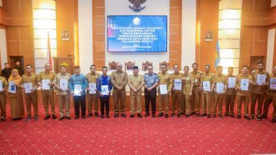 Pj Gubernur Serahkan Draf Ranperda Data Desa Presisi ke Bupati dan Walikota se-Sultra