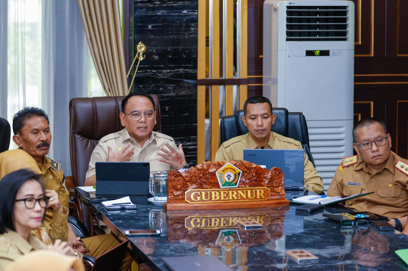 Pj Gubernur Sultra, Andap Budhi Revianto, saat membuka secara resmi Rakor Sistem Keamanan Pangan Tahun 2025 se-Sulawesi Tenggara secara daring dan luring yang berlangsung di Kantor Gubernur Sultra.