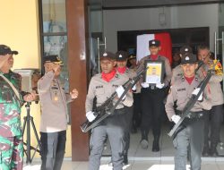 Gugur Dalam Tugas, Jenazah Bripka Anumerta Ronald M. Enok Diterbangkan ke Jayapura dan Dimakamkan di Sentani
