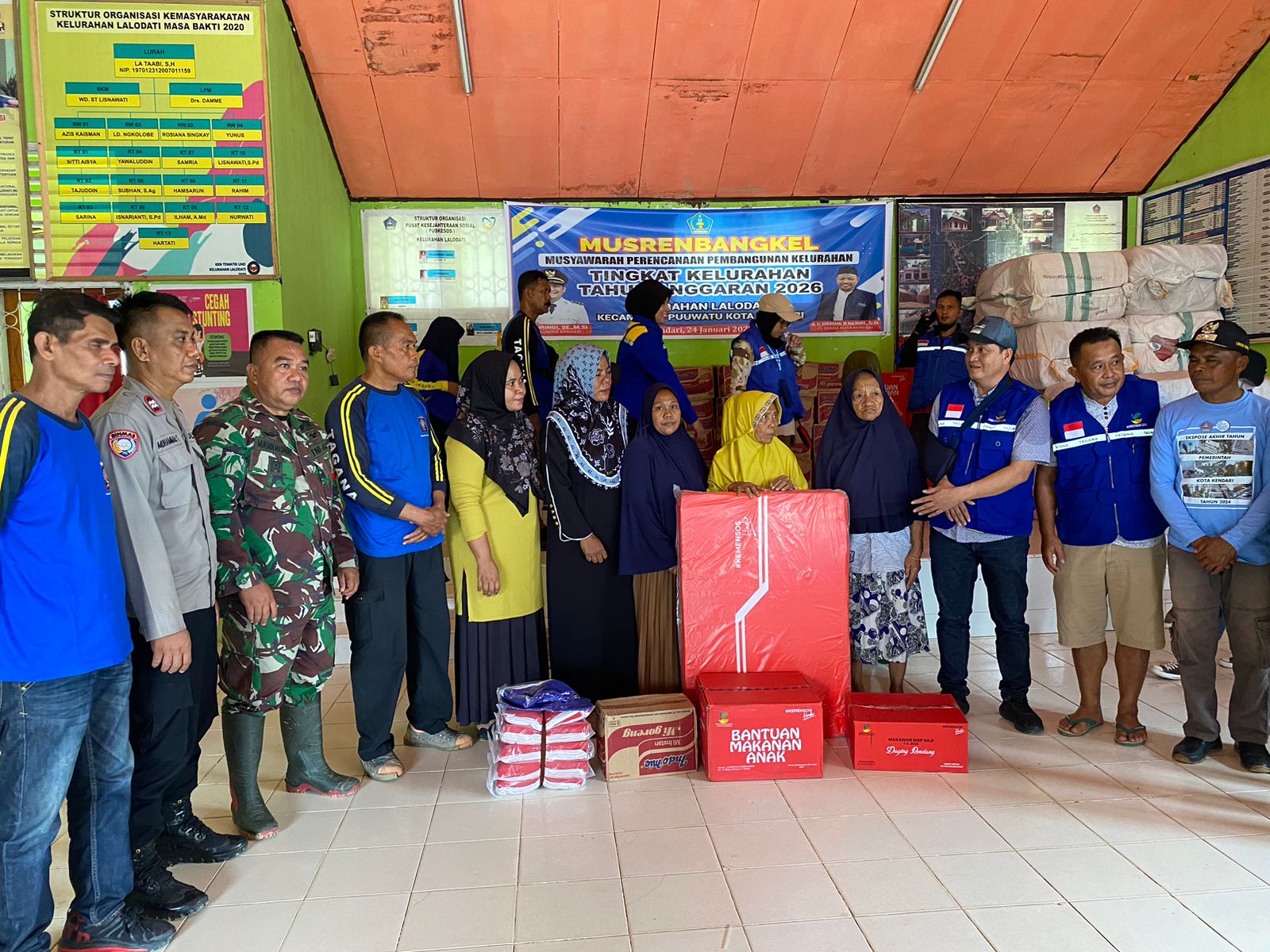 Dinsos Sultra saat menyalurkan bantuan kepada 276 kepala keluarga (KK) yang terdampak banjir di Kota Kendari, Selasa (28/1).