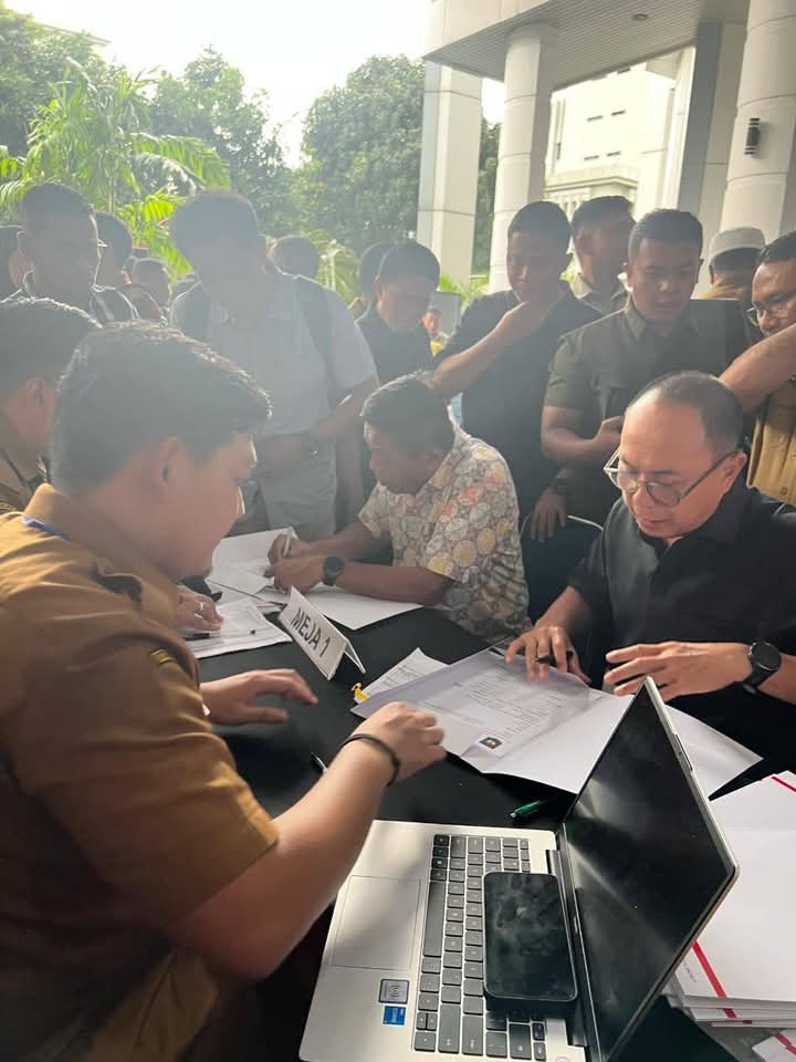 Gubernur Sultra terpilih, Mayjen TNI (Purn) Andi Sumangerukka SE MM bersama Wakilnya, Ir Hugua saat menjalani proses pemeriksaan kesehatan.