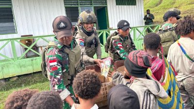 TNI-Polri Gelar Bakti Sosial Kepada Warga Kiwirok