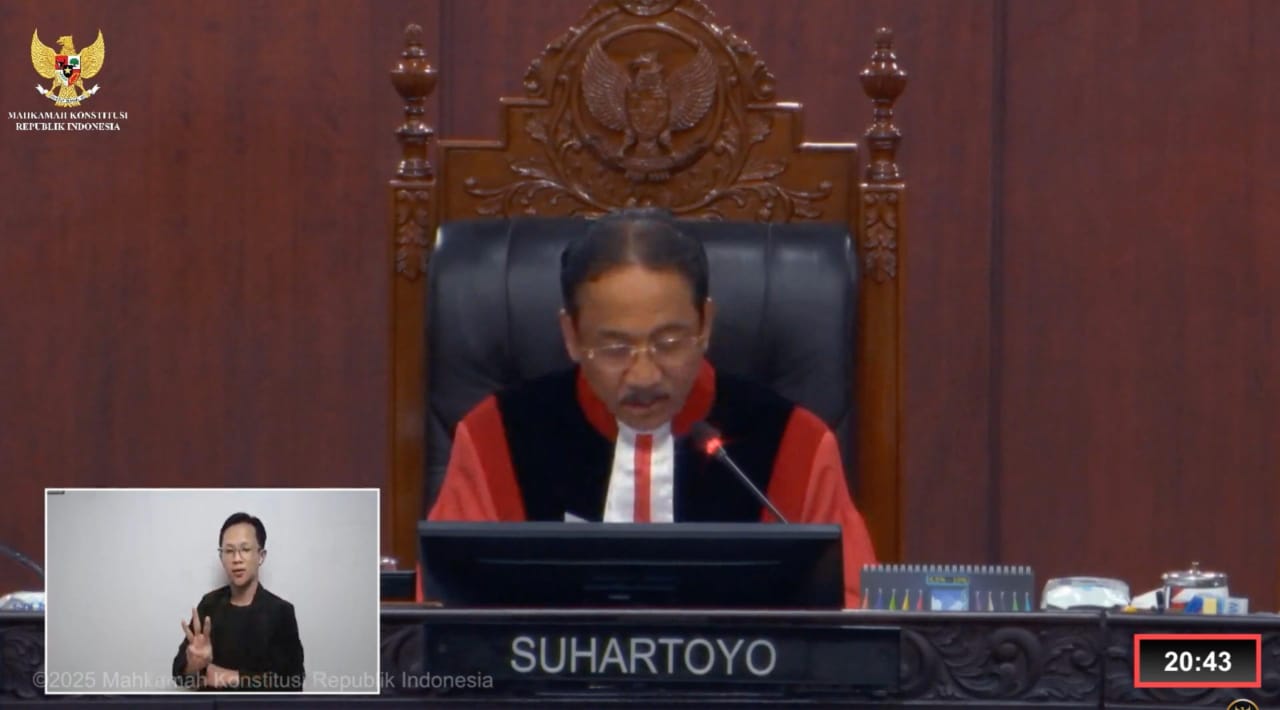 Putusan MK yang disiarkan langsung melalui kanal YouTube Mahkamah Konstitusi pada Selasa (4/2/2025) malam.