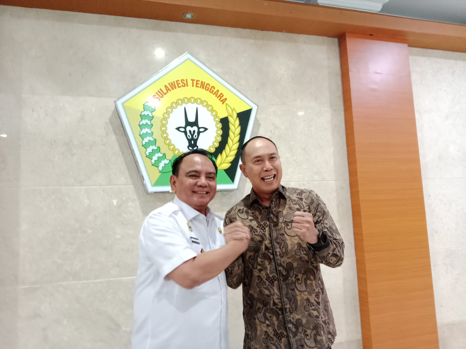 Gubernur Sulawesi Tenggara (Sultra) terpilih untuk periode 2025-2030, Andi Sumangerukka (ASR), saat melakukan kunjungan silaturahmi ke Pemprov Sultra yang diterima langsung Pj Gubernur Sultra, Andap Budhi Revianto, bertempat di Kantor Gubernur Sultra.