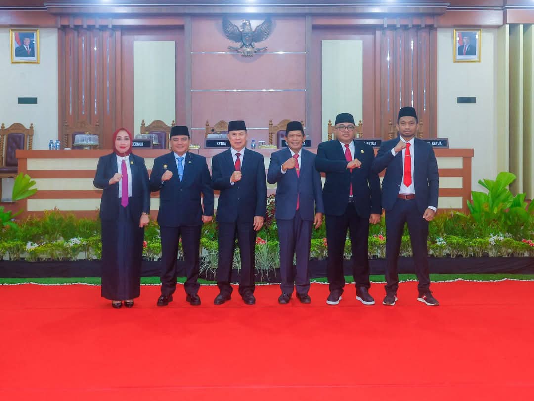 Pj Gubernur saat bersama Ketua DPRD dan Wakil Ketua DPRD Provinsi Sultra serta Gubernur dan Wagub Sultra terpilih.