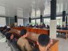 Anggota Komisi III DPRD Sultra saat menerima massa aksi di Gedung DPRD Sultra.