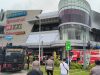 Dua unit AWC Brimob Sultra saat dikerahkan bantu padamkan api di The Park Kendari.