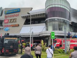 Dua Unit Armoured Water Cannon Brimob Sultra Dikerahkan Bantu Padamkan Api di The Park Kendari