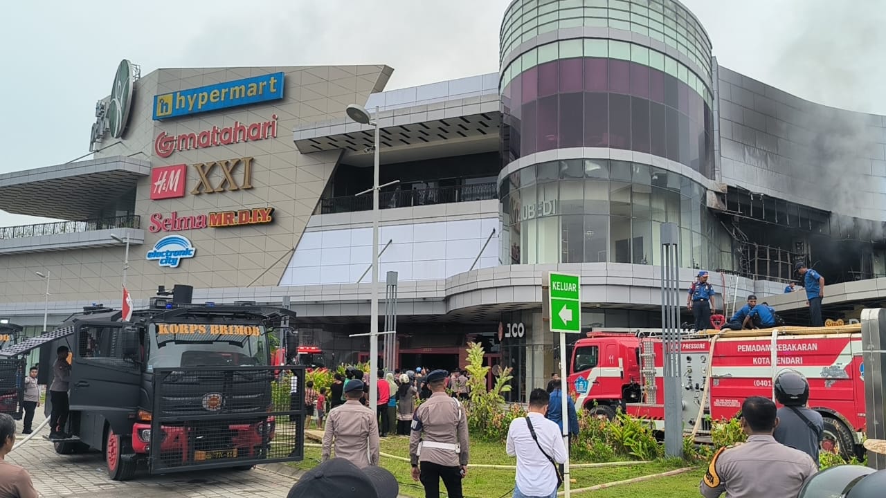 Dua unit AWC Brimob Sultra saat dikerahkan bantu padamkan api di The Park Kendari.