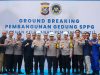 Foto bersama Kapolda Sultra, Irjen Pol. Dwi Irianto SIK MSi bersama Wakapolda Sultra, Brigjen Pol. Amur Candra Juli Buana SH MH dan Irwasda Kombes Pol. Hartoyo SIK, pada kegiatan ground breaking pembangunan Satuan Pelayanan Pemenuhan Gizi (SPPG) Polda Sultra, Kamis (13/2).