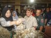Pj Gubernur Sultra, Andap Budi Revianto, saat melakukan inspeksi mendadak (Sidak) di pasar rakyat, gudang Bulog, gudang distributor dan juga ritel modern di Kota Kendari, Kamis (13/2).