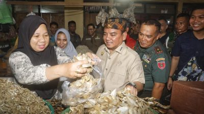 Pj Gubernur Sultra, Andap Budi Revianto, saat melakukan inspeksi mendadak (Sidak) di pasar rakyat, gudang Bulog, gudang distributor dan juga ritel modern di Kota Kendari, Kamis (13/2).
