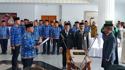 Pj Gubernur Sultra, Andap Budhi Revianto, saat melantik Rony Yakob Laute sebagai Kepala Disperindag Sultra, bertempat di Lobby Kantor Gubernur Sultra.