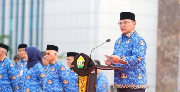 Pj Gubernur Sultra, Komjen Pol (P) Dr (HC) Andap Budhi Revianto SIK MH, saat menyampaikan arahan strategis pada Apel Gabungan di halaman Kantor Gubernur Sultra.