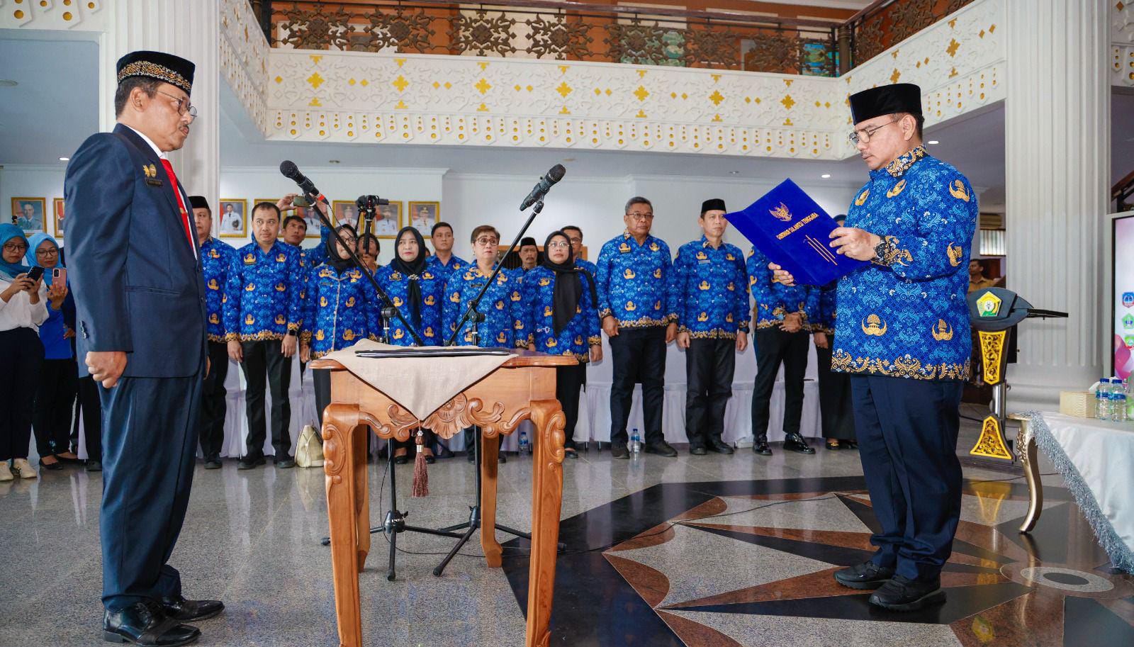 Pj Gubernur Sultra, Andap Budhi Revianto secara resmi melantik Rony Yakob sebagai Kadis Perindag Pemprov Sultra, bertempat di Kantor Gubernur Sultra.