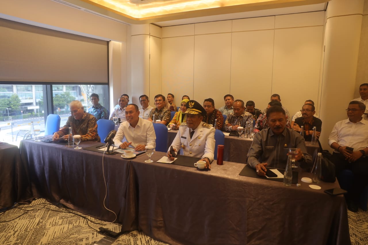 Gubernur Sultra, Andi Sumangerukka bersama Wakil Gubernur Hugua saat memimpin Rakor secara virtual yang diikuti oleh seluruh OPD Pemprov Sultra.