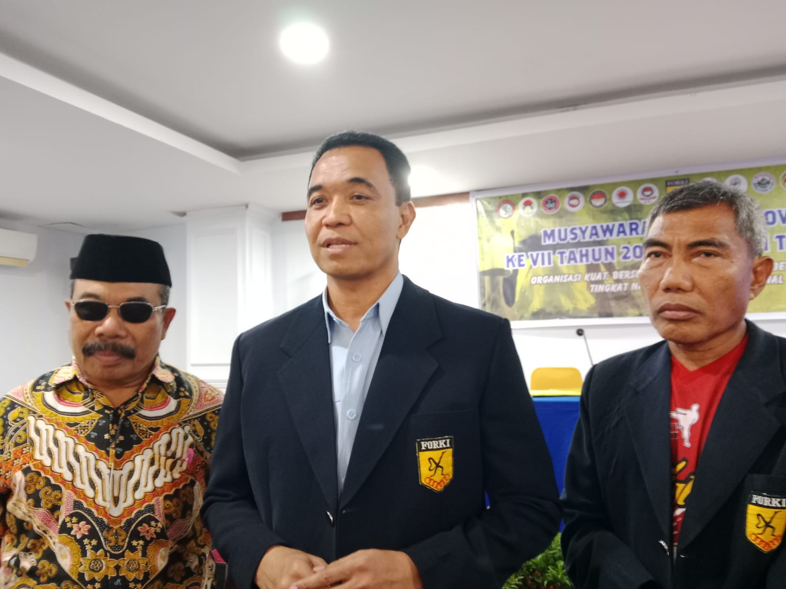 La Ode Daerah Hidayat (tengah) 
