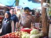Kapolresta Kendari, Kombes Pol. Eko Widiantoro, saat melakukan Sidak pengecekan terhadap ketersediaan stok sembako di pasar tradisional Sentral Kota Kendari.