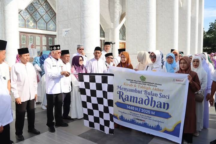 Sekda Sultra, Asrun Lio, secara resmi melepas peserta Kirab Ramadan dan Tabliq Akbar dalam rangka menyambut bulan suci Ramadan 1446 H / 2025 M bertempat di Masjid Raya Al-Kautsar Kendari.