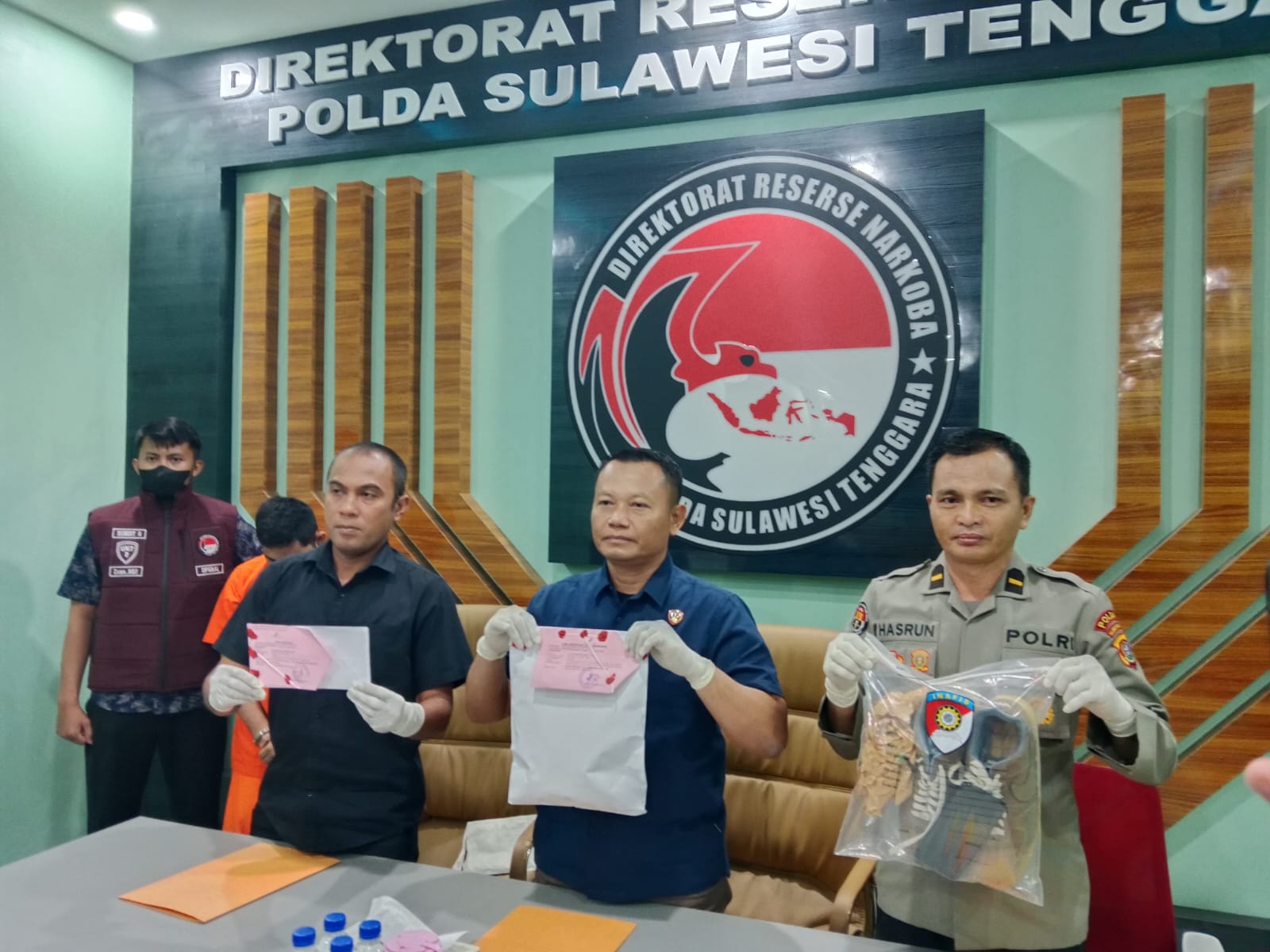 Ditresnarkoba Polda Sultra saat menggelar konferensi pers terkait pengungkapan kasus narkotika yang bertempat di Aula Gedung Ditresnarkoba pada Jumat (28/2).