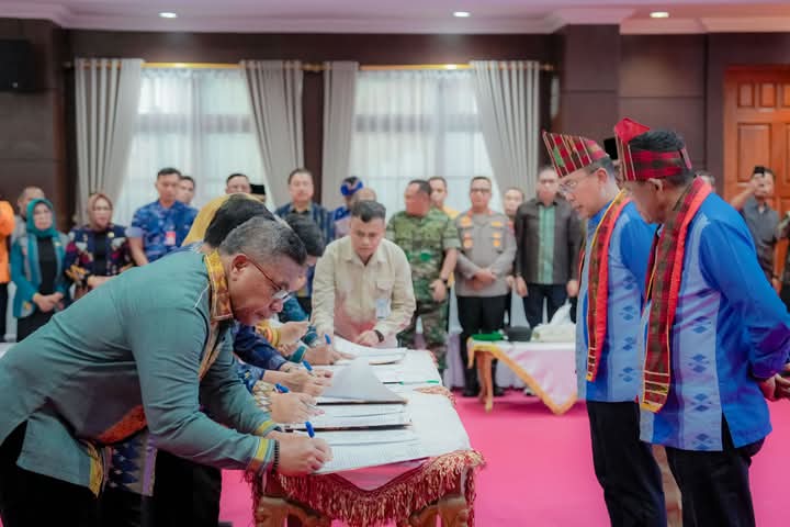 Gubernur Sultra, Andi Sumangerukka, dan Wakil Gubernur Sultra, Hugua, saat mengikuti penandatanganan pakta integritas dan perjanjian kinerja tahun 2025 lingkup Pemerintah Provinsi Sultra. (FOTO: Biro Adpim)