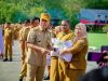 Gubernur Sultra, Andi Sumangerukka (ASR), saat membagikan 556 paket sembako kepada ASN golongan I dan II di lingkup Pemprov Sultra. (FOTO: Biro Adpim Sultra)