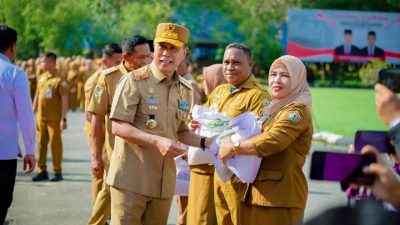 Gubernur Andi Sumangerukka Bagikan 556 Paket Sembako untuk ASN Pemprov Sultra